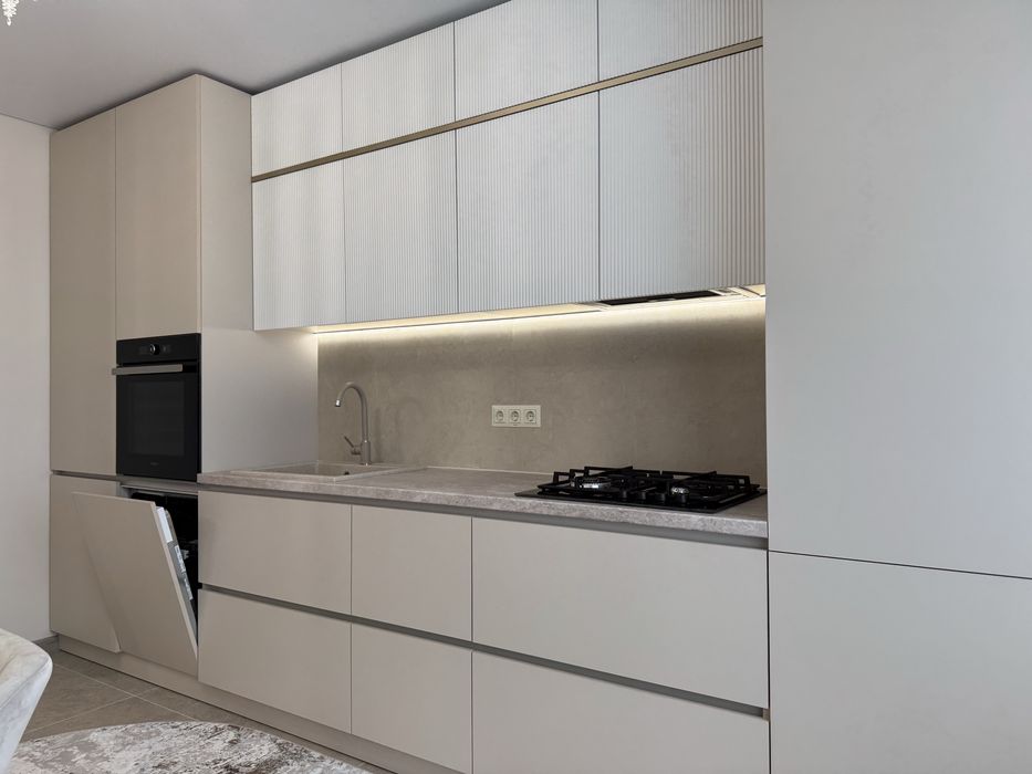 Центр міста, стильна 1.5 кімнатна з меблями та технікою – вид на гори!