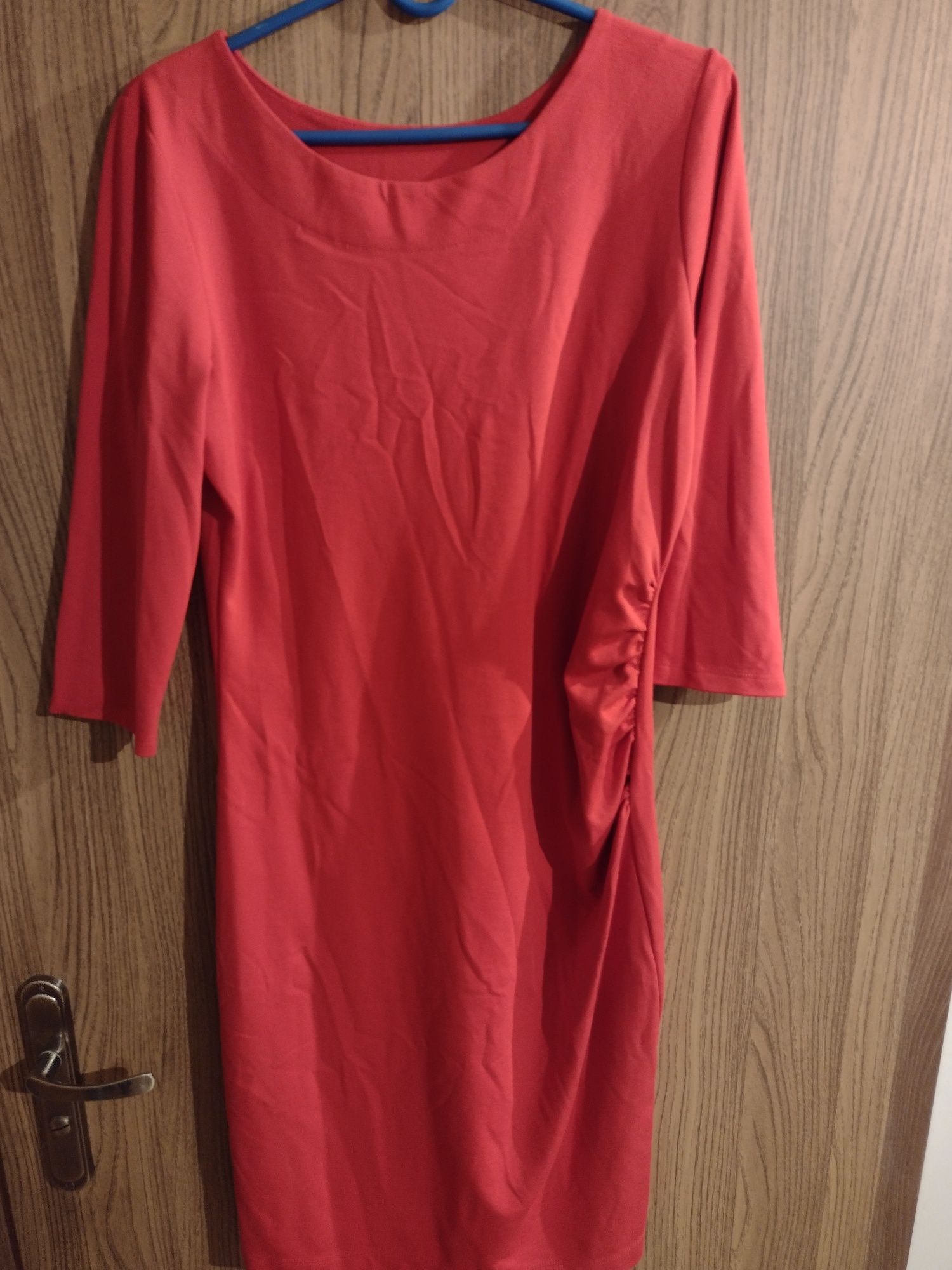 Śliczna czerwona dzianinowa sukienka midi,m/l