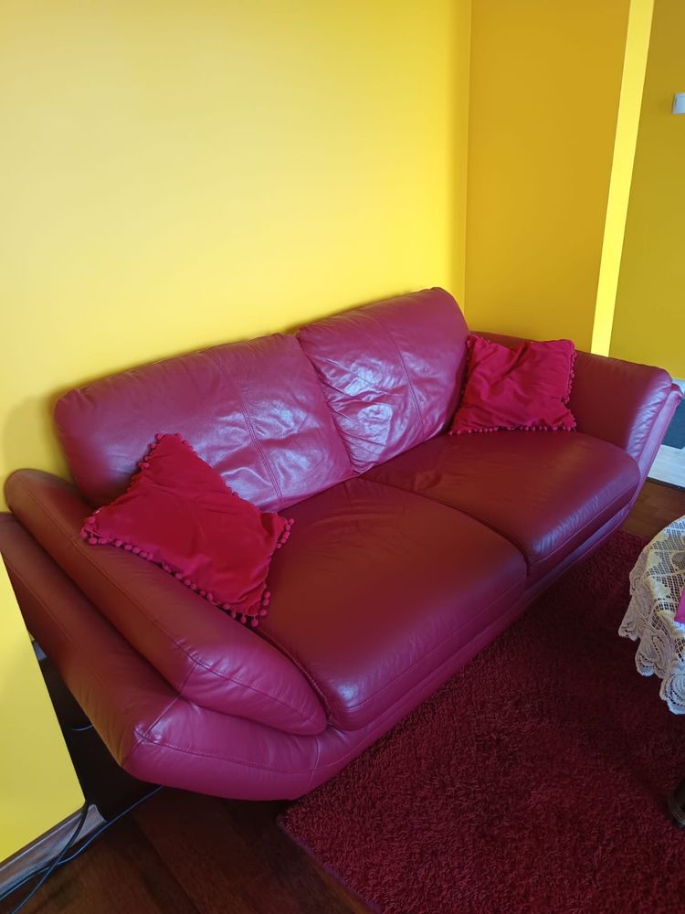 Skórzana sofa w kolorze czerwonym