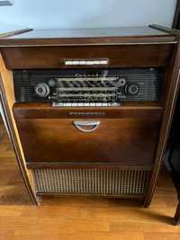 Radio vintage Nordmende com gira discos