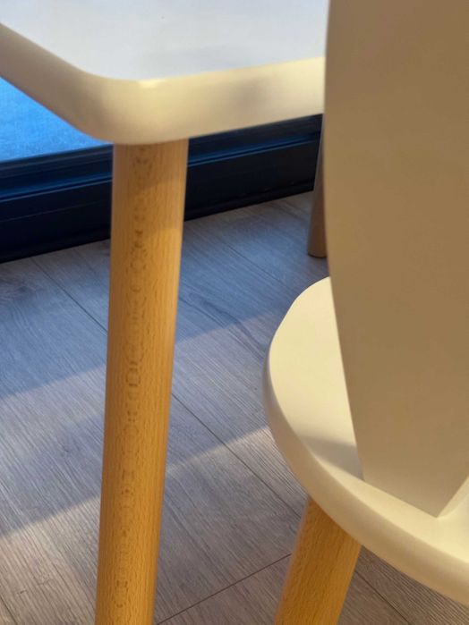 Rabbit - drewniany stoliczek z dwoma krzesłami do pokoju dziecka