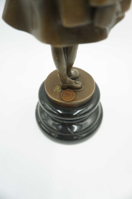FIGURA Z BRĄZU dziewczynka z teczką