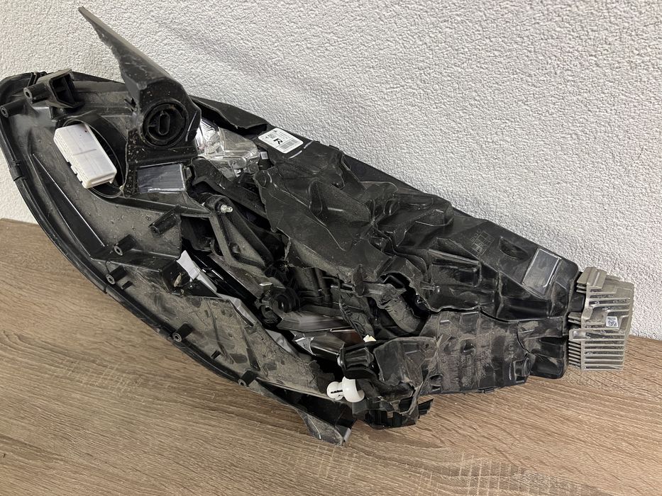 Фари Tesla Model 3 на запчастини в наявності.