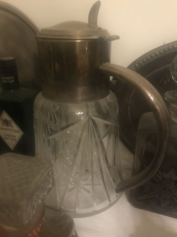 Peanha, jarro cristal e casquinha, molduras, jarra de cobre e vários