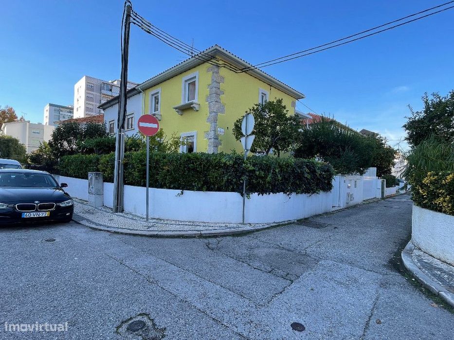 Moradia Geminada M3 com garagem em zona do Bairro Norton de Matos