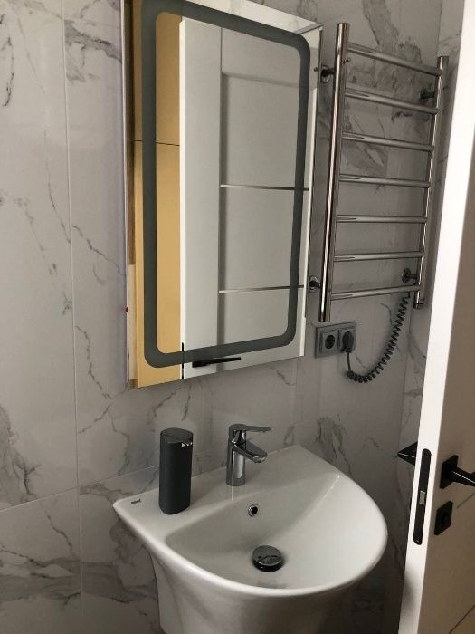 Здам подобово квартиру напряму Люкс студію в Лофт стилі, біля лікарні