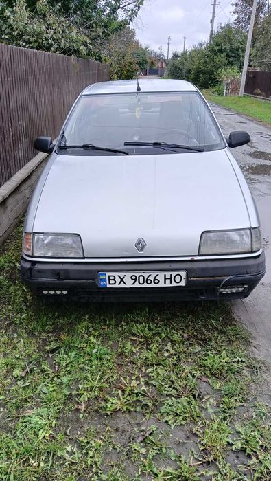 Рено- 19 седан...