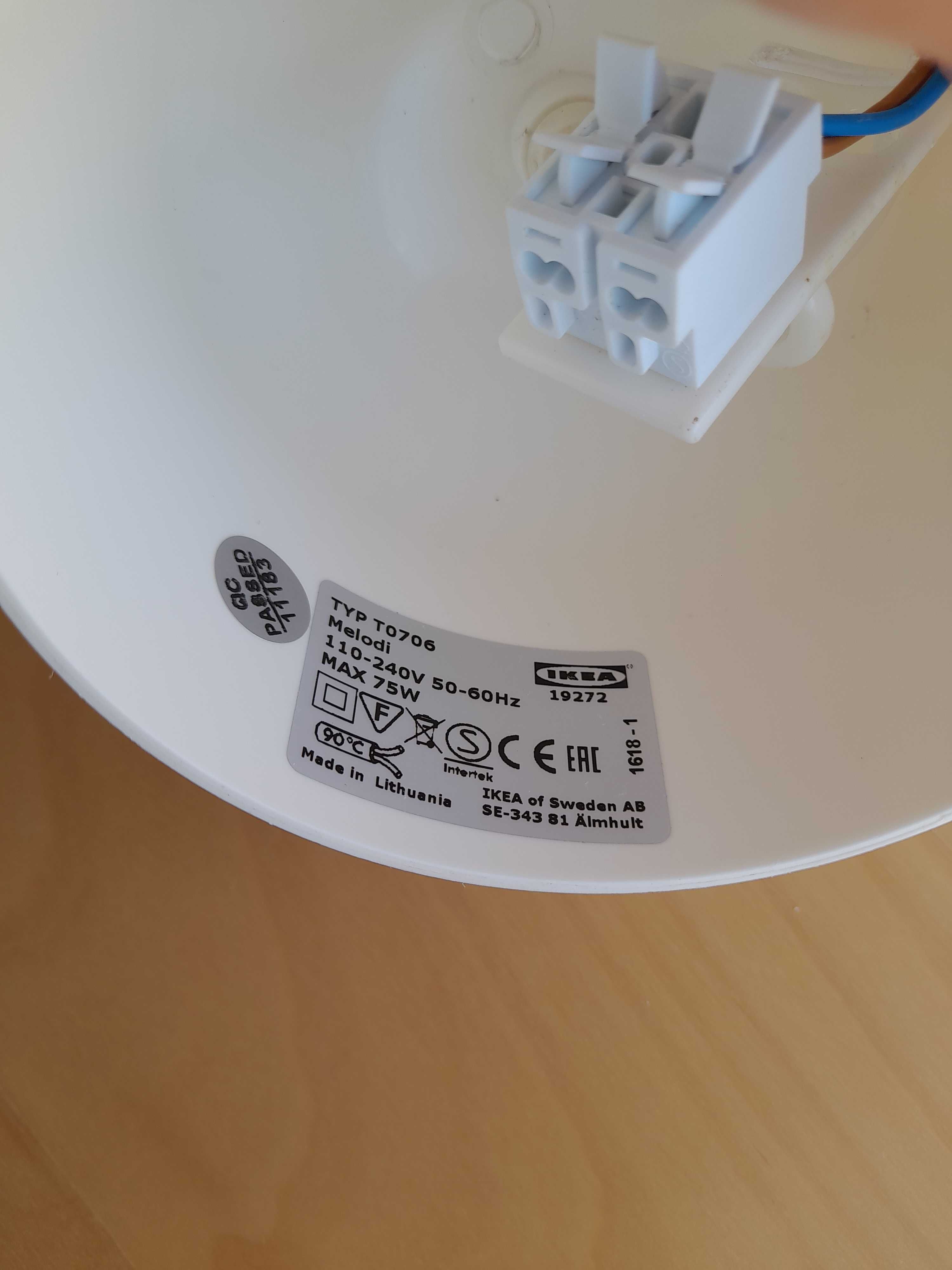 Abajur IKEA com conjunto de cabos