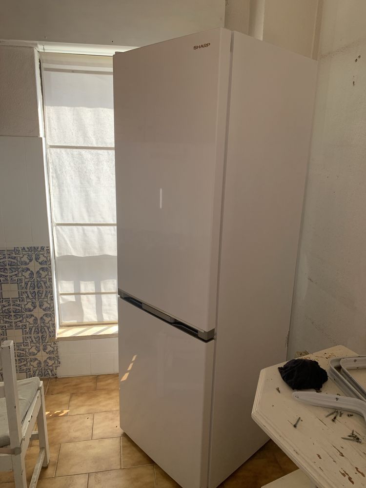 Frigorifico combi sharp nem um ano de uso