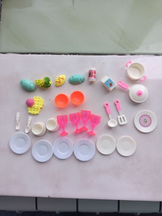 Продам іграшкову міні кухню з посудом та зайчиком