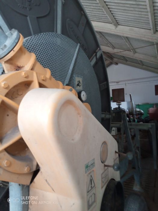 Rolo com canhão de rega e bomba de tirar água