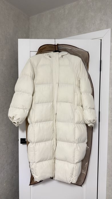 Білий пуховик зимовий