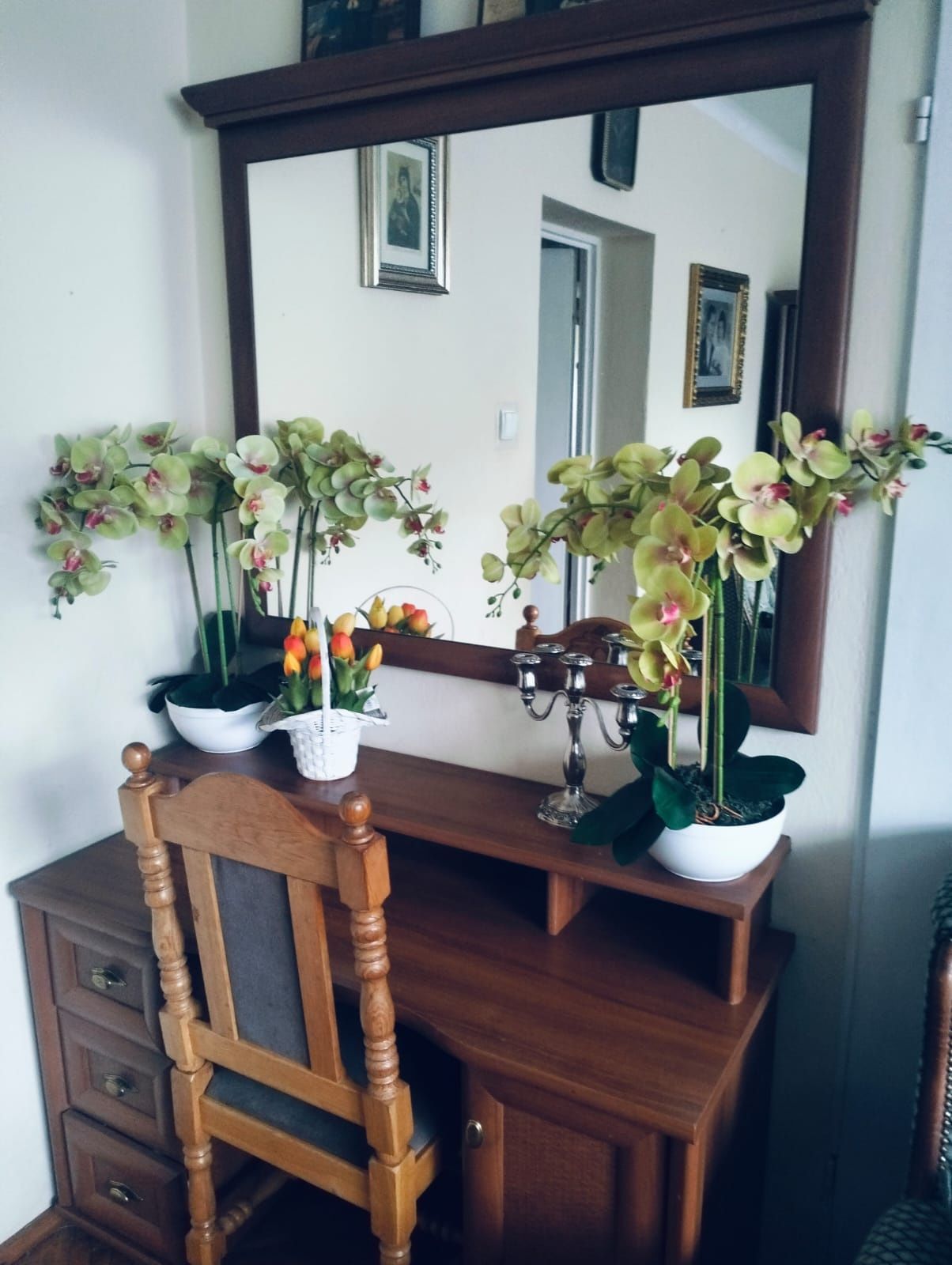 Elegancki komplet mebli do salonu – witryna, komoda, szafa – klasyczny