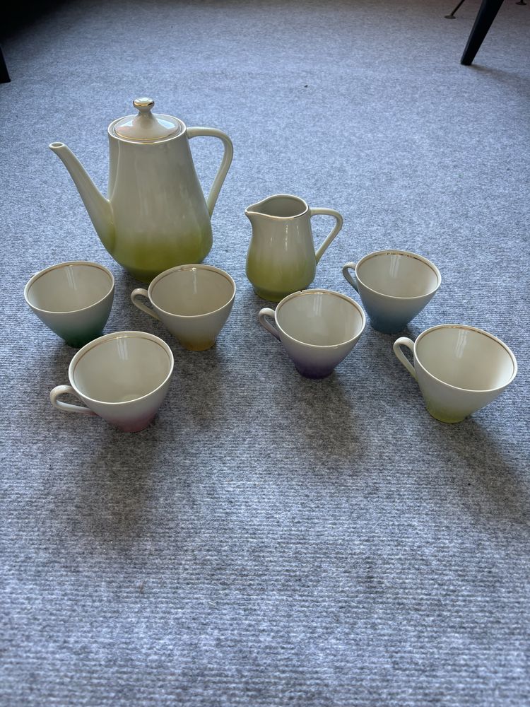Zestaw do kawy porcelana PRL kolorowy plus talerze w trzech rozmiarach