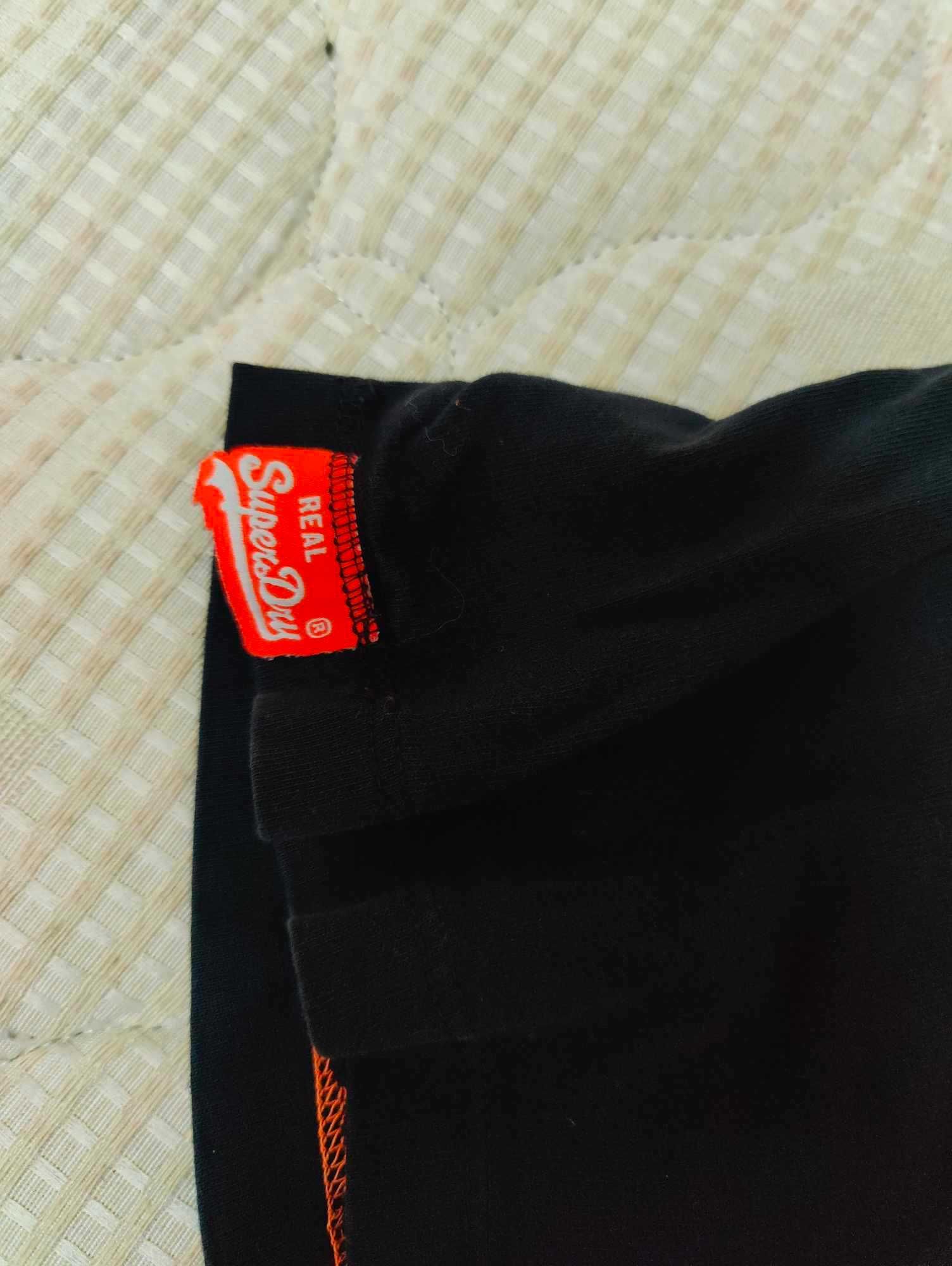 T-shirt Superdry pretal tam. L em muito bom estado