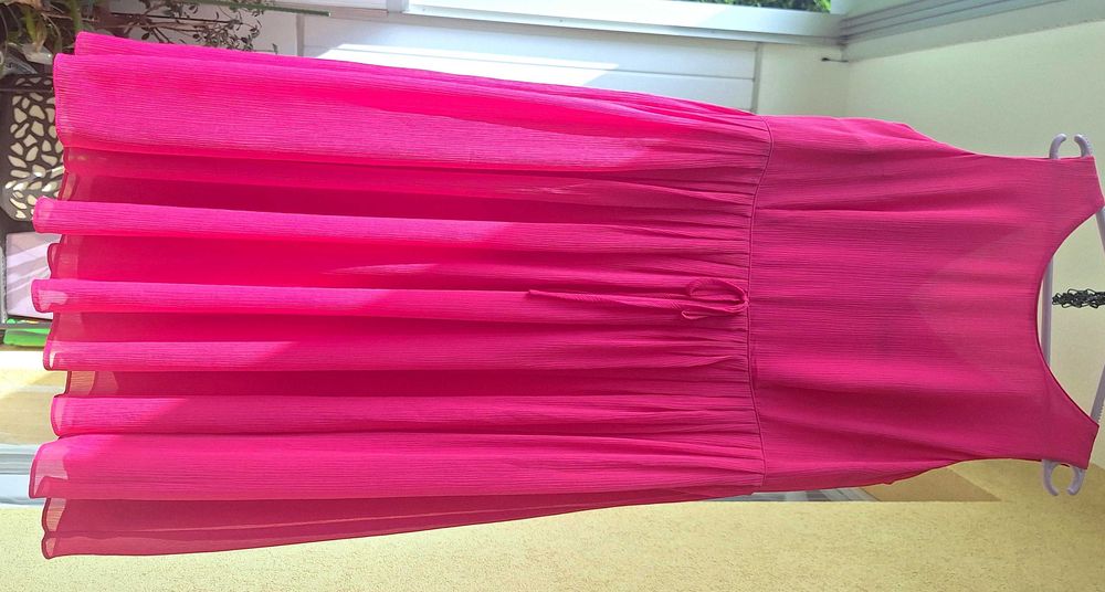 Zwiewna różowa plisowana sukienka South