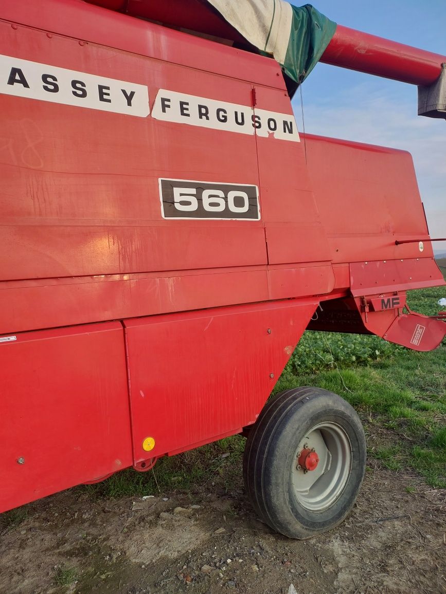 Комбайн зернозбиральний Masey Ferguson 560