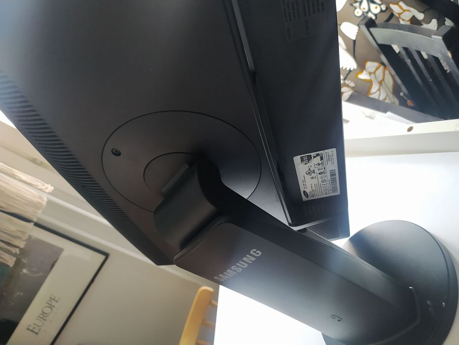 Monitor Samsung rotativo de 22 polegadas