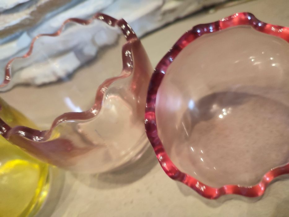 Szklane ozdoby w kształcie jajek