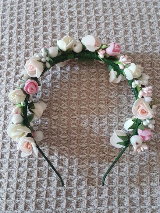 Ніжний віночок-обруч з маленькими трояндами