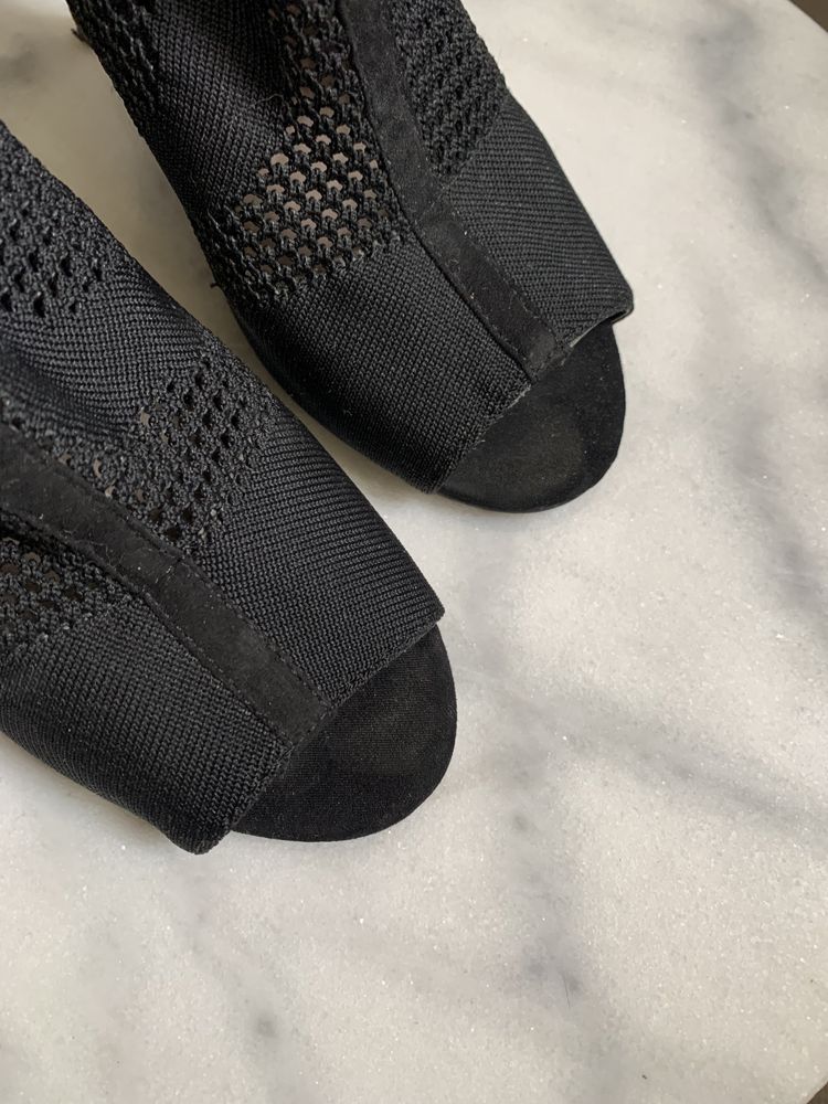 Półbuty buty czarne odkryte palce dopasowane 40 39 Reserved