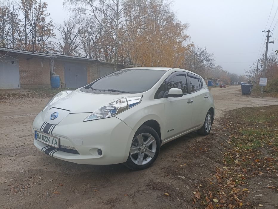 Продам Nissan leaf.