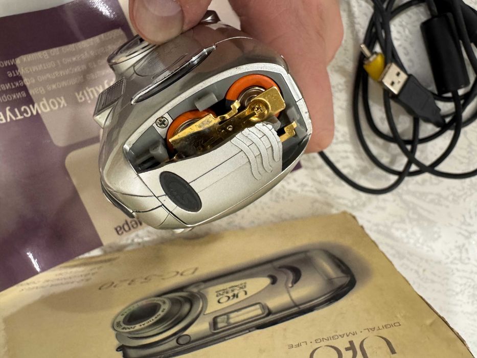 Цифрова камера UFO DC-5320   Аудіо-відео кабель Чехол