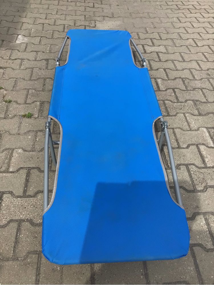 Leżak skladany na metalowym stelażu.