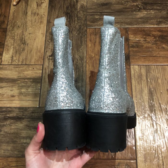 Челсі Asos черевики жіночі на тракторній підошві блискучі срібні 28 см