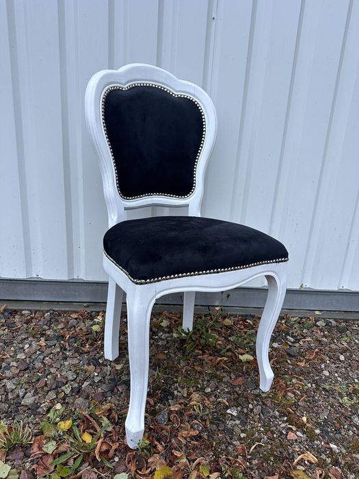 Białe krzesło drewniane tapicerowane glamour