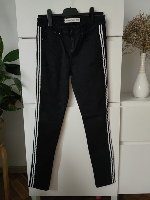 Czarne rurki spodnie z lampasem streach r. 40 New Look