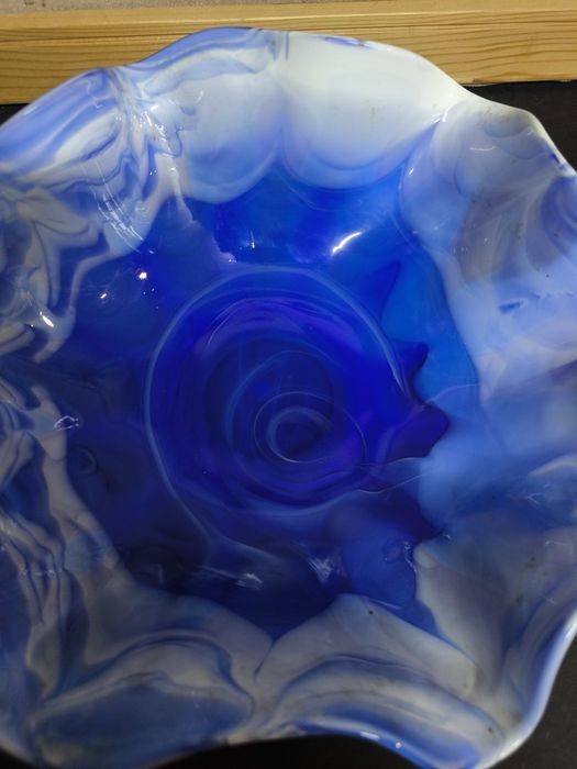 Centro de Mesa em Vidro Artístico - Azul Cobalto e Branco (Estilo Mura