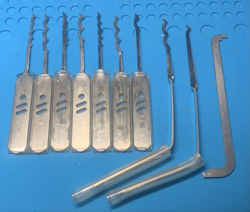 Слесарный инструмент для аварийного вскрытия дверей