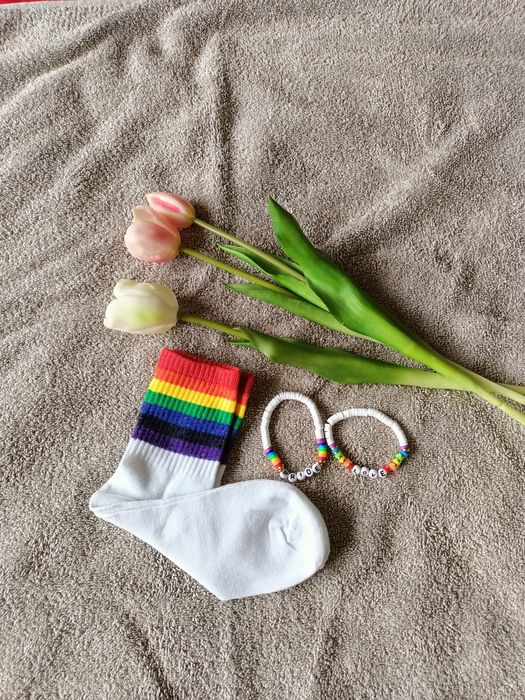 Skarpetki LGBT i dwie bransoletki kolorowe dodatki