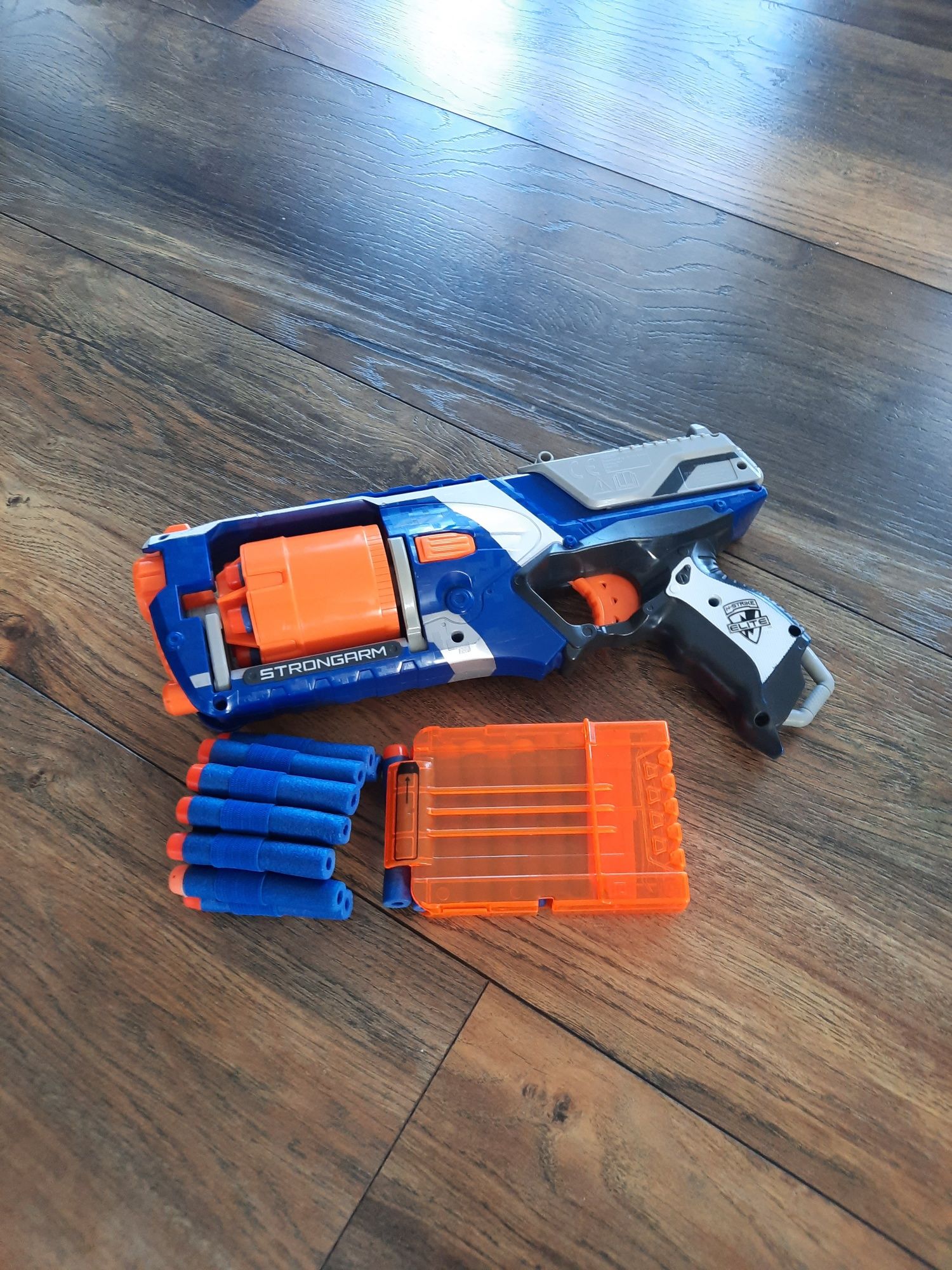 Pistolet nerf ze strzalkami