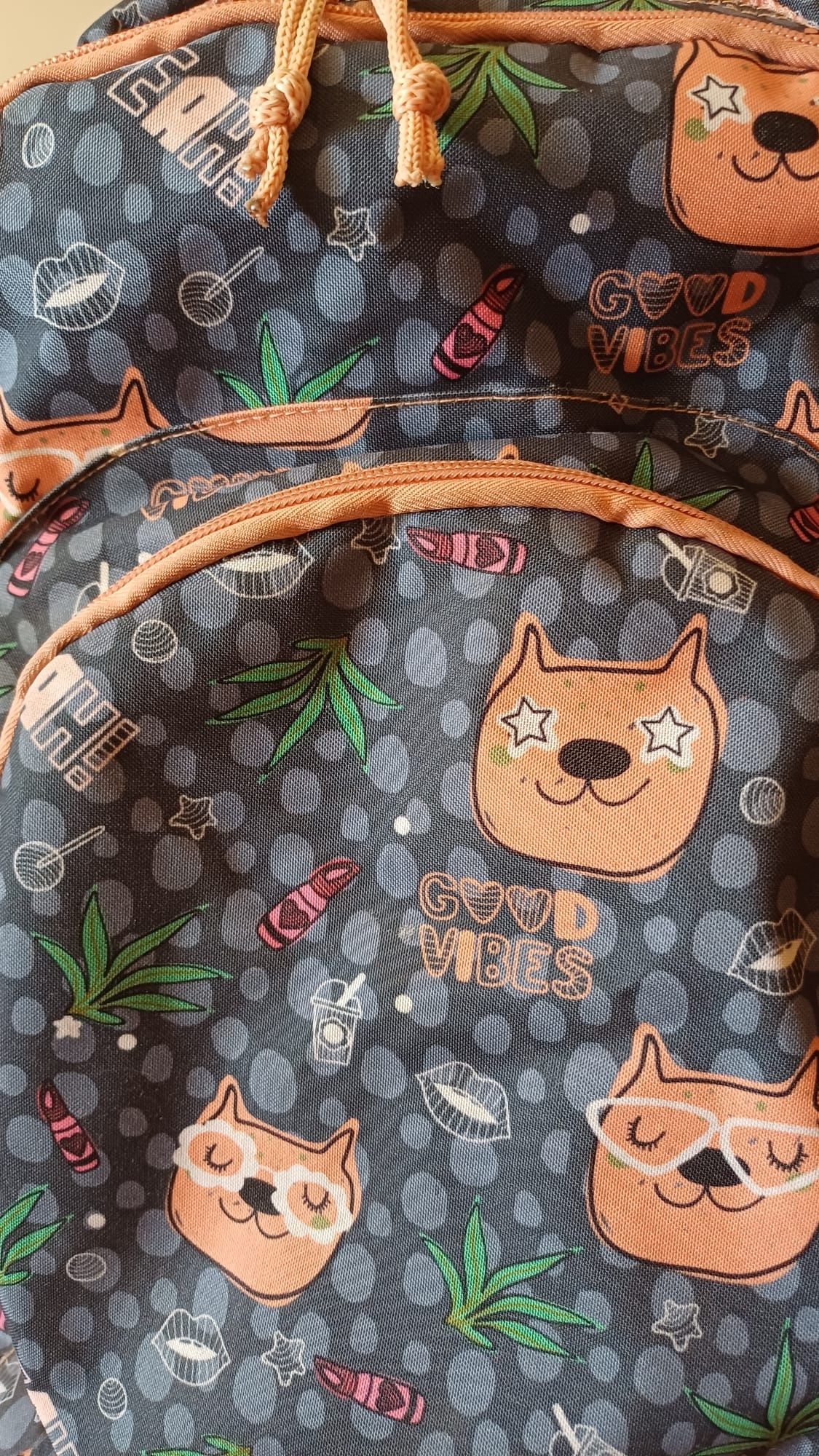 Mochila escolar com rodinhas e alça retrátil
Possui vários compartim