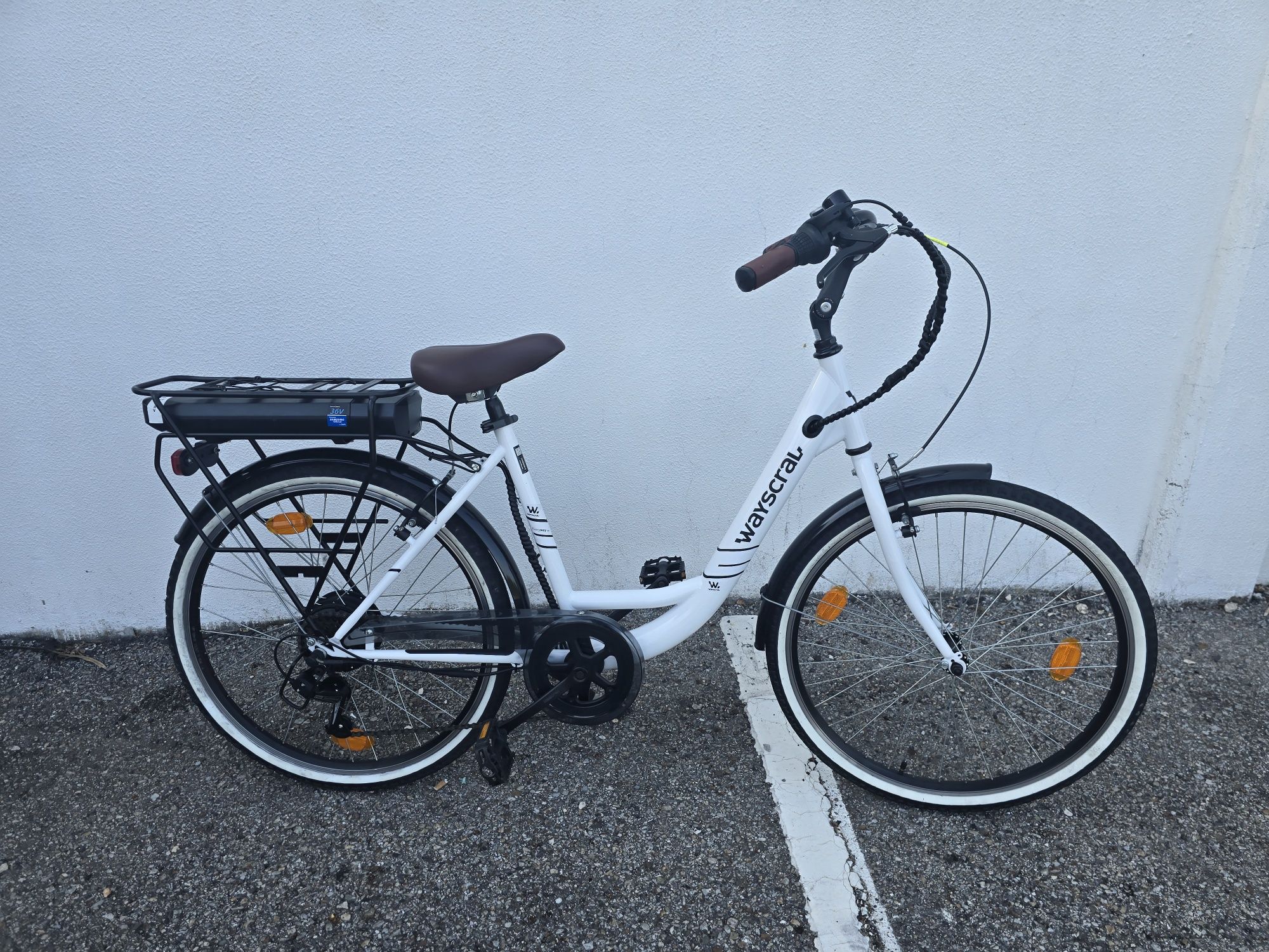 Bicicleta eletrica citadina como nova
