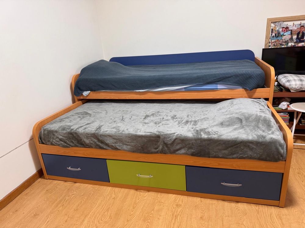 Cama dupla de gavetão com colchões quarto criança