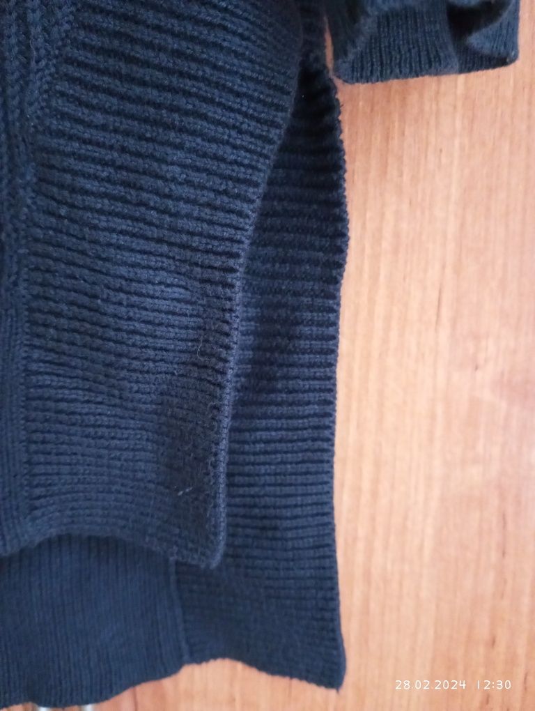 Sukienka dzianinowa sweterkowa z rozcięciem na nodze