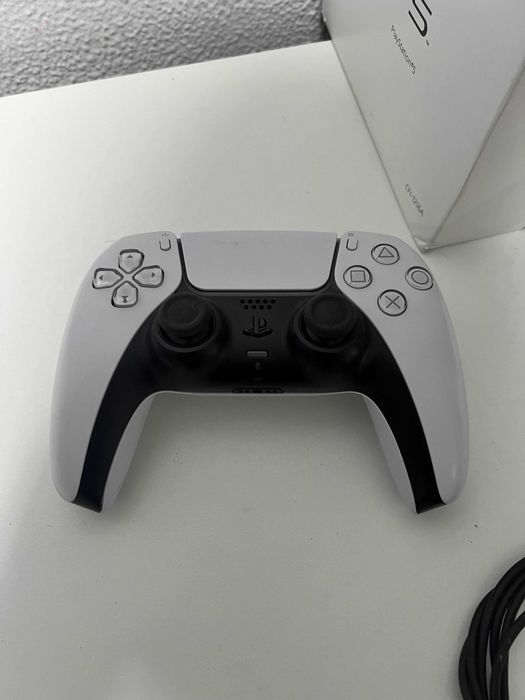 PS5 c/ disco + 2 comandos (Volcanic Red c/ garantia + branco original)