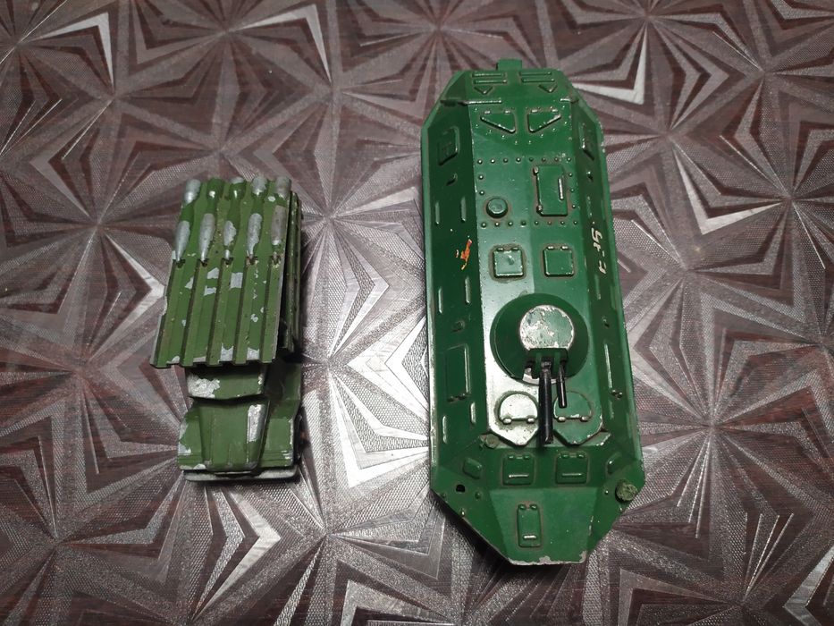 Ракетна машина "Катюша" та бронетранспортер