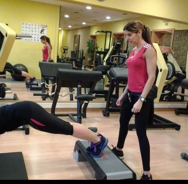 Treino com personal trainer ao ar livre ou ginásio