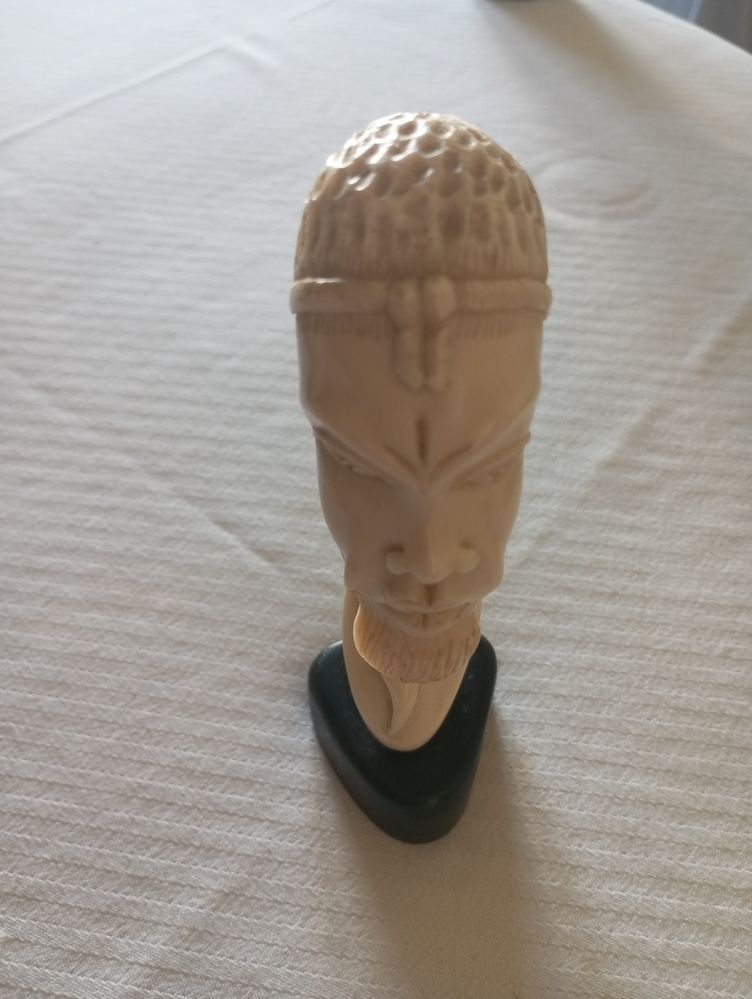 Cabeça de homem em marfi