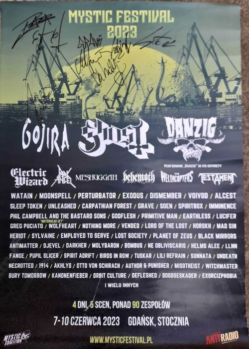 Plakaty z podpisami muzyków z Mystic Festiwal 2023