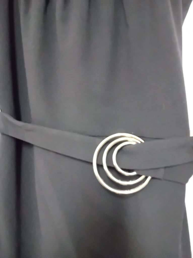 Vestido preto com argolas