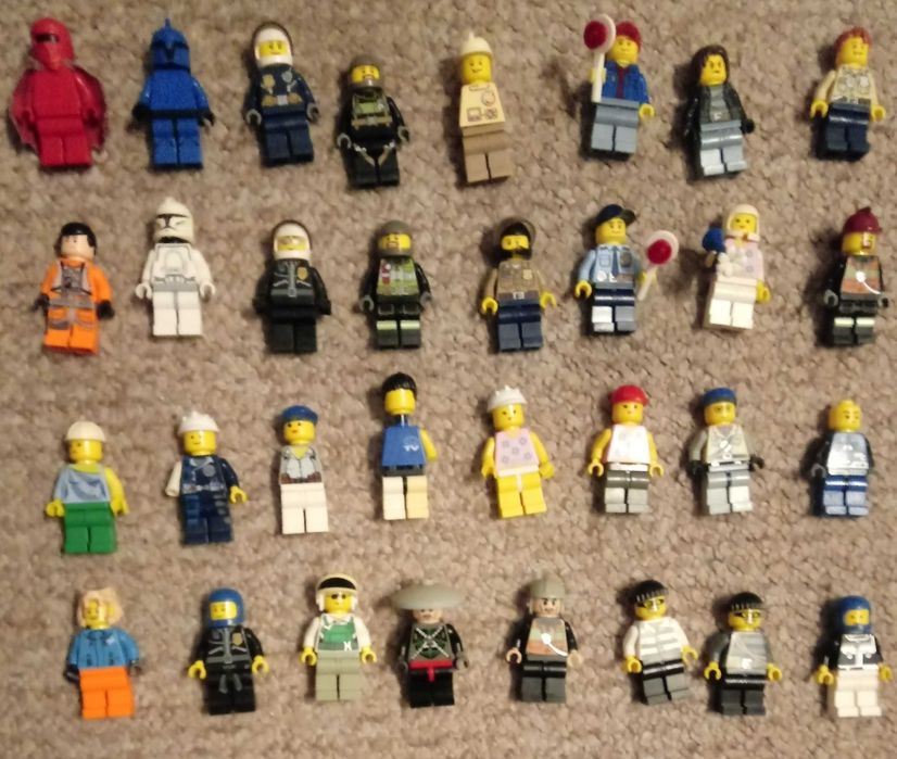 32 figurki lego.