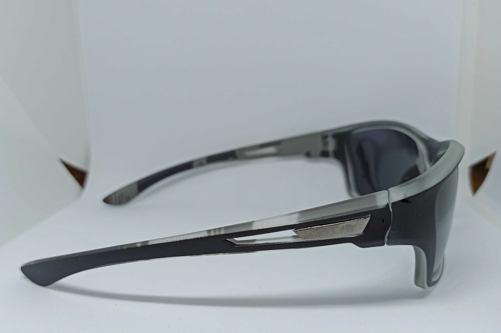 Okulary przeciwsłoneczne w etui.