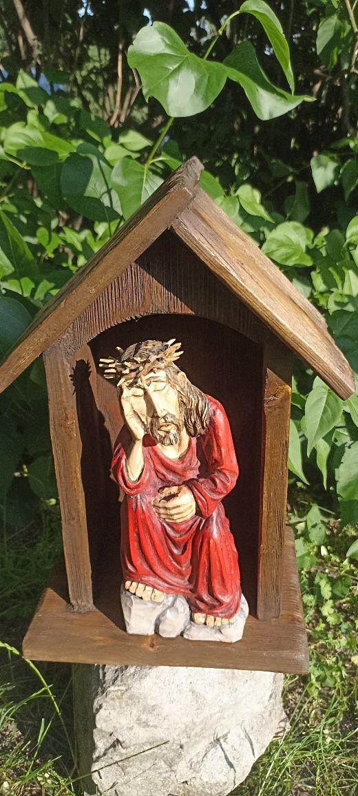 JEZUS Frasobliwy w kapliczce