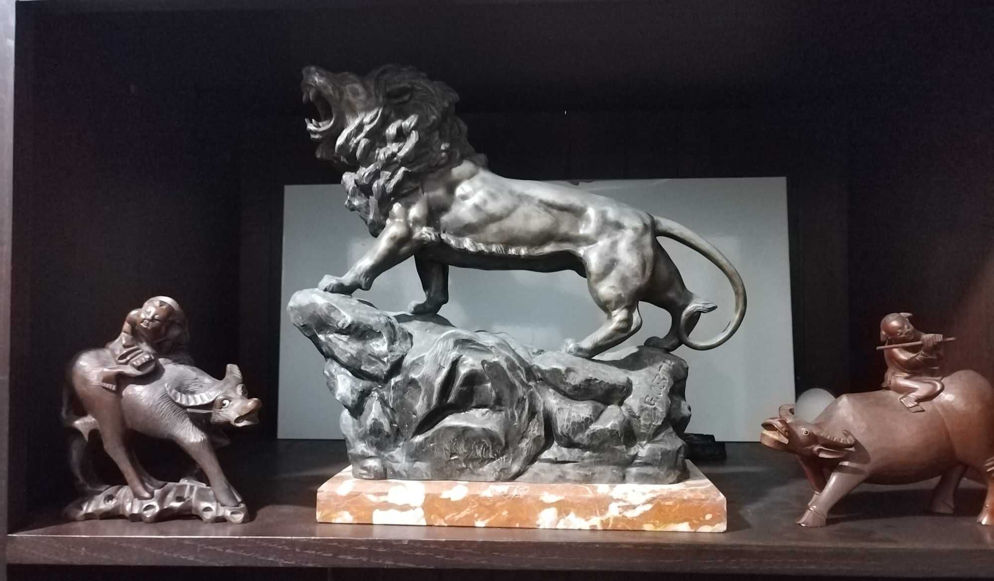 Majestoso leão sobre rocha a rugir - Bronze de Georges Omerth