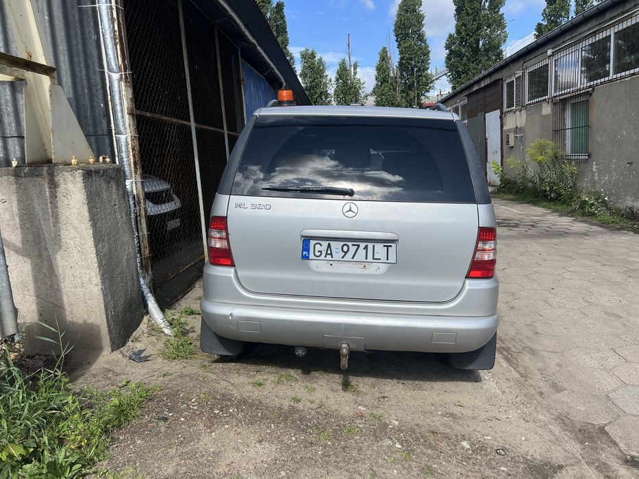 Mercedes Benz ML320. 7 osob. 3.5t hak. automat. Klima